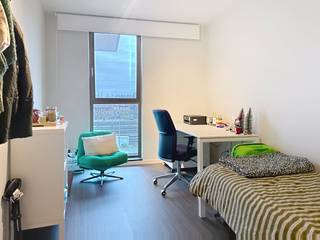 Met een ligging nabij centrum Brugge, bieden wij binnen residentie B/KOT een gemeubelde studentenkamer te koop aan.Deze kamers zijn gelegen aan het station van Brugge in de Frank Van Ackerpromenade, ideale ligging voor elke student die op kot wil in Brugge. De studentenkamer is voorzien van een privébadkamer inclusief douche, lavabo en toilet. Er is een gemeenschappelijke keuken. Deze kamer is gelegen op de 5de verdieping en heeft een oppervlakte van 18,68 m2.B/KOT beschikt over een private fietsenstalling en lichtrijke gemeenschappelijke ruimte waar studenten gezellig kunnen vertoeven. De verhuur verloopt via een poulesysteem waardoor u als eigenaar zorgeloos van een gegarandeerd rendement geniet. De inwonende Student Coach vormt het aanspreekpunt voor de studenten die binnen B/KOT een kamer huren.Algemeen: - Lichtrijke kamer;- Zorgeloos en gegarandeerd rendement (poulesysteem);- Uitstekende ligging en bereikbaarheid (station, expresweg, parking..); - Inwonende studentcoach.