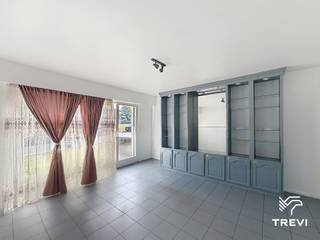 <p><strong>SINT-LAMBRECHTS-WOLUWE : Vlakbij de UCL, de EPHEC en het openbaar vervoer, en niet ver van het Woluwe Shopping Center, mooi gerenoveerd appartement met 1 slaapkamer van ±45 m², zeer goed ingedeeld en zeer licht, gelegen op de begane grond. Het appartement is als volgt ingedeeld: inkomhal, slaapkamer van ±10 m² met inbouwkasten, badkamer met toilet, wasmachine en opbergmeubels, woonkamer van ±20 m² met boekenkast, ingerichte keuken (oven, magnetron, kookplaten, afzuigkap, koelkast en vriezer), groot terras van ±22 m² op het zuidoosten, inclusief overdekte parkeerplaats. Dubbele beglazing, elektrische rolluiken en tegelvloeren in het hele appartement. Kosten: voorschot van 160 €/maand, inclusief gemeenschappelijke kosten, warm water, koud water en verwarming. </strong><strong>EPC-klasse D. Beschikbaar vanaf 24/09/2026.</strong></p>
<p><strong> </strong></p>
<p><u>Op de begane grond:</u></p>
<p>- Entreehal<br />- Slaapkamer van ±10 m² met inbouwkasten<br />- Badkamer met toilet en wasmachine<br />- Woonkamer van ±20 m²<br />- Ingerichte keuken (oven, kookplaten, afzuigkap, koelkast en vriezer)<br />- Groot terras van ±22 m² op het zuidoosten</p>
<p><strong> </strong></p>