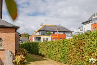 <p><span>Zonnig en licht duplexappartement van 73m² met één slaapkamer, ruim terras en prachtig uitzicht. Inclusief ondergrondse autostaanplaats, fietsenberging en individuele kelderberging. </span></p><h3><span>Appartement</span></h3><p><span>Dit zonnige duplexappartement met een totale oppervlakte van 73m² valt meteen op door zijn vele lichtinval, aangename sfeer en ruim terras.</span></p><p><span>Via de inkomhal bereik je het toilet, de berging en de leefruimte. Dankzij de grote raampartijen geniet de leefruimte met open keuken van veel natuurlijk licht. Van hieruit heb je rechtstreeks toegang tot het gezellig terras, een echte troef voor wie graag buiten geniet.</span></p><p><span>De open keuken is uitgerust met een kookplaat, afzuigkap, oven, koelkast en enkele spoelbak. Verder bevindt zich op deze verdieping de badkamer met douchecabine en wastafel.</span></p><p><span>Een houten trap leidt naar de open bovenverdieping. Hier bevinden zich de slaapkamer en een aparte wasberging met cv-ketel.</span></p><p><span>Mogelijkheid om mits gepaste indeling een echt leuk, knus en ruimtelijke appartement te creëren met een prachtig uitzicht en gezellig terras. </span></p><p><span> </span></p><h3><span>Kelder</span></h3><p><span>Bij het appartement hoort een afgesloten, individuele kelderberging. Daarnaast beschikt het gebouw over een gemeenschappelijke fietsenberging en een lift.</span></p><h3><span>Garage</span></h3><p><span>De ondergrondse autostaanplaats is inbegrepen en bevindt zich in het aangrenzende appartementsgebouw. </span></p><p><span> </span></p><p><span>Graag een bezoek of meer informatie? </span></p><p><span> </span></p><p><span>Bel ons op </span><span>03 666 30 66</span><span> of per mail op: <span>info@allure-re.com</span></span></p><p><span> </span></p><p><span> </span></p>