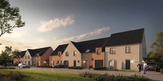 Wonen in de Hovaerestraat in Koekelare biedt een rustige en landelijke sfeer, perfect voor wie houdt van de stilte van het platteland maar toch niet te ver van voorzieningen wil zijn. De straat is omgeven door groene velden en natuur, wat zorgt voor een aangename en serene leefomgeving. Tegelijkertijd liggen de dorpskern en belangrijke verbindingen op korte afstand, waardoor je makkelijk toegang hebt tot winkels, scholen en andere faciliteiten. Ideaal voor gezinnen of wie op zoek is naar een balans tussen rust en bereikbaarheid.
Ontdek deze tijdloze woningen: met een lichtrijke leefruimte en open keuken en 3 à 4 slaapkamers. Jij bepaalt zelf de afwerking van keuken, badkamer, vloeren en binnendeuren, zodat de woning helemaal aansluit bij jouw smaak en wensen. De ideale mix van rust, ruimte en bereikbaarheid!
Je vindt deze verkaveling tussen huisnummers 62 en 70.