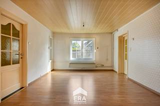 <p>Deze te renoveren woning ligt vlak bij het centrum van Maaseik, tussen Maaseik en Neeroeteren. Dankzij de centrale ligging zijn winkels en andere voorzieningen vlot bereikbaar. Het grote, diepe perceel biedt heel wat mogelijkheden voor wie op zoek is naar ruimte en graag zijn eigen plannen wil realiseren.</p>

<p>De open bebouwing dateert van 1954 en staat op een perceel van 9a56ca. De woning is te renoveren en beschikt over drie slaapkamers, waarvan één op het gelijkvloers en twee op de verdieping. De woonkamer bevindt zich achteraan, aansluitend op de keuken. Verder is de woning deels onderkelderd en vind je op het perceel verschillende schuren. Naast de woning loopt een oprit naar achteren. Een interessante eigendom voor wie op zoek is naar een renovatieproject met veel ruimte en mogelijkheden.</p>

<p>Enkele troeven:</p>

<ul><li>
	<p>Groot perceel: 9a56ca met een diepe tuin en veel ruimte achteraan.</p>
	</li><li>
	<p>Drie slaapkamers: met één slaapkamer op het gelijkvloers.</p>
	</li><li>
	<p>Verschillende bijgebouwen: meerdere schuren met mogelijkheden voor opslag of hobbygebruik.</p>
	</li><li>
	<p>Gunstige ligging: vlak bij het centrum van Maaseik, tussen Maaseik en Neeroeteren.</p>
	</li><li>
	<p>Praktische indeling: deels onderkelderd en voorzien van een oprit langs de woning.</p>
	</li><li>
	<p>Technische basis: geïsoleerde muren en zolder, dubbele beglazing en een gascondensatieketel.</p>
	</li><li>
	<p>EPC-label D: een mooie basis om de woning naar eigen smaak en wensen te renoveren.</p>
	</li></ul>

<p>Ben je op zoek naar een woning die je volledig naar je eigen hand kunt zetten, met een ruim perceel en tal van mogelijkheden? Plan dan zeker een bezoek met Max in en ontdek zelf het potentieel van deze eigendom in Maaseik.</p>