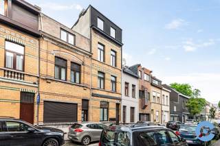 Op een uitstekende locatie in de gegeerde Landbouwstraat te Antwerpen, op wandelafstand van de levendige Abdijstraat met haar winkels, horeca en openbaar vervoer, bevindt zich dit charmante en instapklare appartement op de bovenste verdieping van een kleinschalig gebouw met slechts vier appartementen.<br /><br />Dankzij de ligging op de hoogste verdieping geniet u hier van maximale rust, veel natuurlijke lichtinval en een aangename woonbeleving. De lichtrijke leefruimte vormt het hart van het appartement en biedt voldoende plaats voor een gezellige zit- en eethoek. De praktische keuken sluit hier naadloos op aan.<br /><br />Verder beschikt het appartement over een volwaardige slaapkamer, een verzorgde badkamer en de nodige bergruimte. Doorheen het appartement werd optimaal gebruik gemaakt van de beschikbare ruimte, wat resulteert in een comfortabele en functionele indeling.<br /><br />De centrale ligging combineert een vlotte bereikbaarheid met alle dagelijkse voorzieningen binnen handbereik. Bovendien bevinden zowel het centrum van Antwerpen als belangrijke invalswegen zich op korte afstand.<br /><br />Een ideale opportuniteit voor starters, alleenstaanden, investeerders of wie op zoek is naar een zorgeloze woonst op een toplocatie.<br /><br />Interesse? Contacteer ons vandaag nog voor meer informatie of een bezoek ter plaatse.