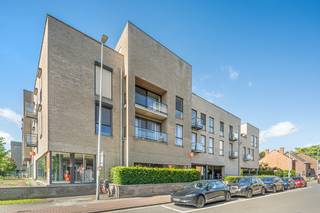 Dit mooie 3 slaapkamer appartement is gelegen in Herent in de Residentie Edelweiss op de 2de verdieping. De ligging is vlakbij de dorpskern met bakker, apotheek, scholen en met goede verbindingen naar Leuven en Brussel. Kenmerkend zijn de grote raampartijen hetgeen zorgt voor extra veel lichtinval, een groot terras en een ondergrondse parking inbegrepen in de prijs.<br />Indeling met een aparte hal, cv-berging, grote leefruimte met schuifraam naar het overdekt terras, open en volledig ingerichte keuken, 3 slaapkamers waarvan 1 met terrasje, ingerichte badkamer en een aparte wasplaats met waterverzachter.<br />Energiezuinig met score label B - 130 en de elektriciteit is conform. <br />Voor een bezoek kan u me bereiken via vincent@immojanstas.be of 0477 284876<br />Bijkomende Bijkomende info (EPC, vastgoedinfo, attest elektriciteit,,... ) kan U hieronder downloaden ↓
