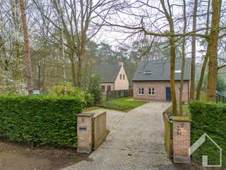 <p><span>Zeer charmante en instapklare woning op prachtig perceel van 1.198 m² in rustige, groene omgeving te Schilde</span></p><p><span>In een doodlopende straat, midden in het groen en op een bijzonder rustige locatie in Schilde, bevindt zich deze uiterst charmante en met veel zorg gebouwde woning uit 2011. Gelegen op een mooi perceel van maar liefst 1.198 m² combineert deze eigendom ruimte, comfort en een aangename woonomgeving met een uitstekende bereikbaarheid.</span></p><p><span>Bij het betreden van de woning valt meteen de lichtrijke en ruime leefruimte op. Dankzij de grote raampartijen geniet u hier van een overvloed aan natuurlijk daglicht en een prachtig zicht op het terras en de tuin. De leefruimte sluit naadloos aan op de volledig ingerichte keuken, die praktisch en functioneel werd ontworpen voor dagelijks gebruik. Aansluitend bevindt zich een handige berging met aansluiting voor wasmachine en droogkast. De inkomhal beschikt over een apart gastentoilet.</span></p><p><span>Op de eerste verdieping bevinden zich drie volwaardige en ruime slaapkamers die elk een aangenaam ruimtegevoel bieden. De badkamer is verzorgd ingericht en uitgerust met een douche, wastafel en toilet.</span></p><p><span>Buiten vormt de zeer ruime, zuidoost georiënteerde tuin een absolute troef. Dankzij de gunstige oriëntatie geniet u hier de hele dag van zonlicht. Het ruime terras nodigt uit tot gezellige momenten met familie en vrienden. De tuin is bovendien volledig omheind, wat zorgt voor extra privacy en veiligheid voor kinderen en huisdieren. De oprit biedt plaats aan meerdere wagens.</span></p><p><span>De ligging is bijzonder gegeerd: rustig wonen in een groene omgeving, maar toch vlakbij winkels, scholen, horeca en sportfaciliteiten. Ook belangrijke invalswegen richting Antwerpen en omliggende gemeenten zijn vlot bereikbaar, wat deze woning ideaal maakt voor gezinnen en pendelaars.</span></p><p><span>Daarnaast scoort de woning ook technisch uitstekend met een gunstige EPC-score B, conforme elektriciteit en een volledig vergunde toestand.</span></p><p><span>Een unieke kans voor wie op zoek is naar een charmante, recente en instapklare woning op een toplocatie in Schilde.</span></p><p><span> </span></p><p><span>Plan je graag een bezoek? 0492/39.16.32 (Jelle) |  info@immomk.be - ook voor een correcte waardebepaling kan u bij ons terecht.</span><span> </span></p><p><span> </span></p>