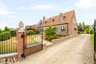 Tranquility, space, and living comfort come together perfectly in this excellently maintained villa at Heerlestraat 19 in Schulen (Herk-de-Stad). The property enjoys a pleasant rural location and is surrounded by a beautifully landscaped, mature garden that provides privacy, greenery, and a particularly peaceful living experience.<br /><br />With a spacious living area of 291 m² and a generous plot of 2,092 m², this villa offers ample space for comfortable and high-quality living. The property was solidly built, meticulously maintained over the years, and is in excellent condition today.<br /><br />The generous nature of the property is immediately apparent upon entering. The villa has 3 bedrooms, 2 bathrooms, and a separate office, making it particularly suitable for a family, remote work, or the combination of living and a liberal profession. The fully basement also provides an exceptional amount of practical storage space and additional usage possibilities.<br /><br />Outside, space is also an absolute asset. The beautifully maintained and mature garden forms a green backdrop around the property and offers various opportunities to enjoy outdoor living in peace.<br /><br />With a favorable EPC label C, this villa combines its solid construction quality and generous volumes with an impressive energy score.<br /><br />Rural living with good accessibility<br /><br />This ready-to-move-in property is located in Schulen, a part of Herk-de-Stad, in an area with a pronounced rural residential character. The location is also designated as a residential area with a rural character in terms of urban planning. Heerlestraat is located outside the hustle and bustle of the city center and is characterized by scattered buildings and a green, open environment.<br /><br />At the same time, you don't have to choose between tranquility and accessibility. Schulen station is located nearby, making this location interesting for those who commute regularly to Hasselt, Diest, Leuven, or Brussels. Daily amenities, shops, and services are easily accessible in Schulen, Herk-de-Stad, and the surrounding municipalities.<br /><br />The result is an attractive combination: coming home in peace and greenery without living in seclusion.<br /><br />Extraordinary features:<br />Rurally and peacefully located villa<br />Plot of 2,092 m²<br />Approximately 291 m² of living space<br />Solid, sturdy construction<br />Excellent maintenance<br />Beautifully landscaped and mature garden<br />3 bedrooms<br />2 bathrooms<br />Separate office<br />Fully basement<br />Parking for 3 cars<br />EPC C<br />Spacious and versatile family home<br />Green living environment with good accessibility<br /><br />A particularly complete property for those seeking space, tranquility, and quality: a solidly built villa with a generous living area, an exceptionally beautiful plot, and a mature garden where privacy and outdoor living are central.