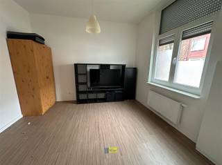 <p><span>Centraal gelegen, energiezuinige, goed gerenoveerde woning met kelder, 3 slaapkamers, zolder met mogelijkheden en zonnige tuin</span></p><p><span> </span></p><p><span>Beschrijving:</span></p><p><span> </span></p><p><span>-1 : droge kelder</span></p><p><span>Glvl: inkomhal, slaapkamer of bureau, leefkeuken en living met 3 wandige lichtkoepels, wasplaats, schuifraam naar overdekt terras, zonnig terras en tuin</span></p><p><span>+1: badkamer met inloopdouche, ligbad, badkamermeubel met dubbele lavabo en toilet</span></p><p><span>+2 : twee slaapkamers van 18 en 11m², apart toilet</span></p><p><span>+3 : geïsoleerde zolder met vaste trap, extra slp('s) mogelijk</span></p><p><span> </span></p><p><span>Troeven:</span></p><p><span> </span></p><p><span>+ energielabel A 77 kWh/(m² jaar)</span></p><p><span>+ keuken en living met veel lichtinval</span></p><p><span>+ zolder met mogelijkheden</span></p><p><span>+ zonnige tuin</span></p><p><span>+ 16 zonnepanelen en thuisbatterij</span></p><p><span>+ elektrische rolluiken</span></p><p><span>+ asbestveilig </span></p><p><span> </span></p><p><span>Kom niet 'TE LAET' en maak een afspraak via info@immodelaet.be of 03/644.00.88.</span></p><p><span> </span></p><p><span> </span></p><p><span> </span></p>