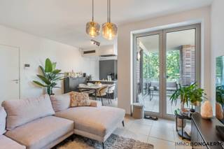 VERKOOP ONDER REGISTRATIE 2%!(voor rechthebbenden) Instapklaar, energiezuinig en voorzien van alle comfort!<br /><br />Op een uitstekende locatie, op wandelafstand van het centrum van Genk, vinden we dit recente en bijzonder goed uitgeruste appartement met één slaapkamer.<br /><br />Het appartement beschikt over een ruime en moderne keuken, voorzien van alle nodige comfort, en een mooie badkamer met inloopdouche. De slaapkamer is praktisch ingericht met een handige inbouwkast.<br /><br />Een absolute troef is het mooie terras met een prachtig open zicht, waar u heerlijk kan genieten van de buitenlucht.<br /><br />Verder beschikt het appartement over een ondergrondse parkeerplaats en een praktische kelderberging.<br /><br />Ook op energetisch vlak scoort deze woning uitstekend dankzij het EPC-label A. Bovendien is de elektrische installatie conform, wat zorgt voor extra gemoedsrust.<br /><br />PLUSPUNTEN:<br />+ Op wandelafstand van Genk centrum<br />+ Inbouwkast in de slaapkamer<br />+ Mooi terras met prachtig zicht<br />+ Ondergrondse parkeerplaats<br />+ Kelderberging<br />+ EPC-label A<br />+ Elektrische installatie conform<br />+ ... <br /><br />Een ideale woning voor starters, alleenstaanden, koppels of als interessante investering. Een bezoek is zeker de moeite waard!