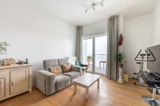 <h3>Instapklaar 1-slaapkamerappartement op de 19e verdieping met panoramisch uitzicht over Antwerpen – ideaal als investering</h3>
<p>Dit lichtrijke 1-slaapkamerappartement is gelegen op de 19e verdieping van een verzorgd gebouw in de Ellermansstraat 61, 2060 Antwerpen, in een bruisende en strategische stadsomgeving. Vlakbij AP Hogeschool, met openbaar vervoer voor de deur, stadsfietsen in de onmiddellijke omgeving en een vlotte verbinding naar de invalswegen.</p>
<p>Bij het betreden van het appartement kom je terecht in de ruime en lichtrijke leefruimte met grote raampartijen en een open, volledig uitgeruste keuken met plaats voor een eettafel. Vanuit de living heb je toegang tot het aangename, goed georiënteerde terras van ca. 15 m², waar je geniet van een fenomenaal uitzicht over Antwerpen.</p>
<p>Het appartement beschikt over één ruime slaapkamer en een comfortabele badkamer met inloopdouche, lavabo en toilet. Daarnaast is er voldoende opbergruimte in het appartement en hoort er ook een private kelderberging bij.</p>
<p>Het appartement is momenteel verhuurd, wat dit pand bijzonder interessant maakt als zorgeloze investering met onmiddellijk rendement.</p>
<p>Er is bovendien de mogelijkheid tot aankoop van een autostaanplaats aan €25.000.</p>
<h3>Troeven</h3>
<p>✔ EPC A<br />✔ Conforme elektrische keuring<br />✔ Instapklaar<br />✔ Momenteel verhuurd – onmiddellijk rendement<br />✔ Ruim terras met uniek uitzicht<br />✔ Uitstekende bereikbaarheid<br />✔ Private kelderberging</p>
<p>Een ideale opportuniteit voor investeerders of voor wie op termijn zelf wil wonen op een toplocatie in Antwerpen.<br />Interesse? Contacteer ons voor meer informatie.</p>