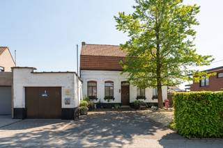 Charmante woning op rustige locatie in Heule te koop<br /><br />Deze charmante woning in Sint-Katarina (Heule) is gelegen op een zuidgeoriënteerd perceel van 514 m². Op het gelijkvloers bevinden zich een slaapkamer, bureau, woonkamer, strijkkamer, badkamer en een volledig geïnstalleerde keuken. De keuken is voorzien van een inductiekookplaat, vaatwasser, microgolfoven, oven, dampkap en een keukenkraan met filterfunctie. Daarnaast is er ook een berging, toilet en eetruimte terug te vinden.<br /><br />Op de eerste verdieping zijn er opnieuw 4 slaapkamers terug te vinden en een toegang tot de zolder.<br /><br />In de ruime inpandige garage is er plaats voor 2 wagens. Ook op de oprit is er plaats voor 2 à 3 wagens. De tuin is gericht pal in het zuiden en heeft een gezellige ruimte onder het afdak, een gemetselde houthaard/barbecue en een vijver. Ook is er een tuinberging aanwezig.<br /><br />Troeven:<br />- rustige ligging<br />- inpandige garage en oprit<br />- gezellige tuin<br />- zuidgeoriënteerde tuin<br />- 4 slaapkamers + 1 slaapkamer beneden<br /><br />Voor meer info of een bezoek, contacteer Louise op louise@immo-lys.be of 0496 08 08 00.<br /><br />