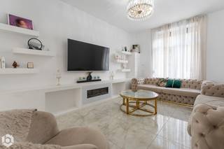 Op een goede locatie nabij het centrum van Mechelen bevindt zich deze ruime woning met 4 slaapkamers en terras. U bevindt zich hier op wandelafstand van winkels, scholen, eet-en drankgelegenheden en het openbaar vervoer. <br /><br />We betreden de woning via de inkomhal die toegang biedt tot de ruime woonkamer met eetkamer en zithoek. De volledig geïnstalleerde keuken bevindt zich naast de eetkamer en aanpalend vind je de badkamer met inloopdouche, toilet en lavabo. Via de trap in de woonkamer betreed je de nachthal die uitgeeft op twee ruime slaapkamers. Er is ook een ruimte waar een toilet kan geïnstalleerd worden. Op de tweede verdieping vind u nog twee ruime slaapkamers en heeft u toegang tot een opbergzolder. De woning beschikt tevens over een ruim terras dat toegang geeft tot de berging/wasplaats en de garage die met de wagen bereikbaar is via de toegangsweg naast het huis.<br /><br />Tegen een van de gevels is een reclamepaneel bevestigd waarvoor de eigenaars per kwartaal 285€ huurgeld ontvangen. Dit bedrag wordt jaarlijks geïndexeerd.<br /><br />Dit is een uitstekende opportuniteit als u op zoek bent naar een ruimere woning met 4 slaapkamers op een goede locatie te Mechelen. Contacteer ons voor meer informatie op 0472 95 20 71 of neem een kijkje op www.boonstravastgoed.be .<br /><br />Bijzonderheden:<br />- Airco/Verwarming in alle kamers<br />- 4 slaapkamers<br />- Nabij centrum Mechelen
