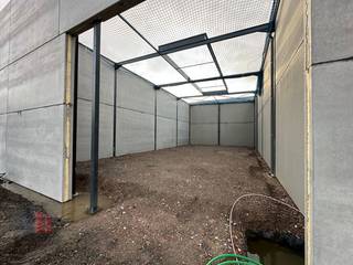 Nieuwbouw <strong>KMO-unit</strong> te koop met een oppervlakte van <strong>249 m² </strong>en 2 privatieve parkeerplaatsen.<br />De loods maakt deel uit van <strong>“Apollo”</strong>, een gloednieuw KMO-project bestaande uit diverse multifunctionele units vanaf 175 m² tot 832 m² (samenvoegbaar), waaronder enkele met kantoorverdieping (fase 2). Deze ontwikkeling ligt op <strong>minder dan 2 km</strong> van het op- en afrittencomplex van de <strong>E17 te Waregem</strong> – een absolute <strong>toplocatie</strong> voor ondernemers die belang hechten aan bereikbaarheid in een bedrijvige regio.<br /><br />De casco magazijnruimtes (brandklasse C) zijn opgebouwd uit een duurzame staalstructuur met geïsoleerde sandwichpanelen met afwerkingspaneel. Ze beschikken over een <strong>vrije hoogte van 6 meter</strong>, wat zorgt voor een optimaal gebruik van de ruimte. Elke unit is standaard uitgerust met een <strong>automatische sectionale poort</strong> (4 m B x 4,2 m H) met aparte toegangsdeur en bovenlicht, een lichtstraat met geïntegreerde RWA-koepel en een slijtvaste <strong>polybetonvloer </strong>(1T/m²). Tevens beschikt elke unit over een individuele regenwaterput van 15.000L.<br />Per unit zijn <strong>minstens twee privatieve parkeerplaatsen voorzien</strong> (niet inbegrepen in de verkoopprijs). De loodsen zijn ideaal voor uiteenlopende doeleinden zoals atelier, opslag en distributie.<br /><br />De middelenverbintenis met betrekking tot de oplevering van blok 1 is gepland voor het <strong>vierde kwartaal van 2026</strong>. Grijp nu je kans en investeer in een toekomstgerichte werkomgeving op een toplocatie!<br /><br /><span><span>Contacteer <strong>PANORAMA B2B</strong> voor bijkomende (technische) inlichtingen, plannen of een vrijblijvend <strong>plaatsbezoek 056 222 256.</strong></span></span>