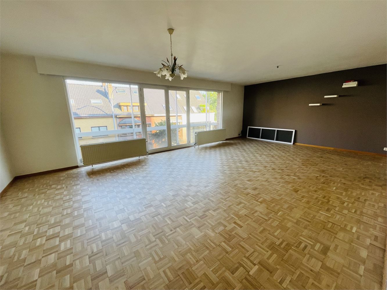 Sint-Andries,ruim zonnig vernieuwd energiezuinig appartement van 128 m2 , living van 47m2, 2 slaapkamers en open bureau - foto 1