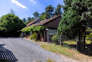Deze charmante open bebouwing is landelijk gelegen in een rustige doodlopende straat in Laakdal, waar u geniet van rust, privacy en een groene omgeving. Hoewel de woning een opfrissing of renovatie kan gebruiken, biedt ze dankzij haar karakter en topligging heel wat potentieel.<br /><br />Via de inkomhal komt u in de gezellige leefruimte met authentieke houten balken en een sfeervolle haard. Verder beschikt de woning over een keuken, 3 slaapkamers, een badkamer, praktische bergruimtes en een garage.<br /><br />Buiten vindt u een volledig omheinde tuin met veel privacy, een gezellig terras en een ruime oprit met garage.<br /><br />Troeven van deze woning:<br /><br />* Landelijk gelegen in een doodlopende straat<br />* Mooie, volledig omheinde tuin<br />* Authentieke elementen met veel charme<br />* Garage en ruime oprit<br />* Te renoveren naar eigen smaak<br />* Vlotte verbinding naar de E313, Geel en Tessenderlo<br /><br />Woongebied – Vergunning verleend – Geen verkavelingsvergunning – Geen dagvaarding – Geen voorkooprecht<br /><br />Bel ons op 014/95.37.50 of mail naar secretariaat@degroot-celen.be