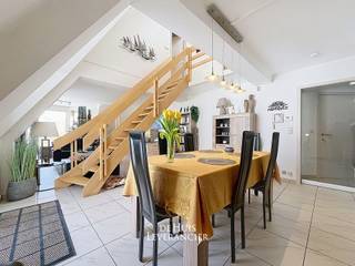 Welkom in dit charmante duplex-appartement op de derde verdieping (bereikbaar met lift) langs de geliefde Zeelaan in Koksijde. Hier woon je op...