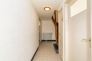 <p>Gezinswoning aan de stadsrand van Dendermonde met tuin en garage.</p>
<p>Deze gesloten bebouwing uit 1978 combineert een praktische indeling met een vlotte ligging nabij openbaar vervoer en het administratief centrum van Dendermonde. De woning beschikt over drie slaapkamers, een aangename leefruimte en een onderhoudsvriendelijke tuin van 98 m² waar je in alle rust kan genieten. Dankzij het EPC-label B woon je hier energiezuiniger en comfortabeler. De garage met automatische poort en extra bergruimte zorgt bovendien voor extra gebruiksgemak. Een interessante woning voor wie een huis wil kopen in een goed bereikbare omgeving.</p>
<p>Belangrijkste ruimtes:<br />• Living met aangename lichtinval<br />• Eetkamer aansluitend op de leefruimte<br />• Keuken met dubbele spoelbak, elektrische kookplaat, oven en ingemaakte kasten<br />• Apart toilet met handenwasser<br />• Badkamer met ligbad, enkele spoelbak en toilet<br />• 3 slaapkamers met verschillende indelingsmogelijkheden<br />• Garage met automatische poort<br />• Tuin</p>
<p>Troeven:<br />• Gelegen aan de stadsrand van Dendermonde nabij openbaar vervoer<br />• EPC-label B voor een energiezuiniger wooncomfort<br />• Praktische garage en onderhoudsvriendelijke tuin</p>
<p>Neem vandaag nog contact op voor een bezoek. JOUW DROOMHUIS. ZO GEVONDEN!</p>