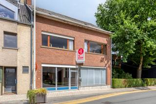 Bent u op zoek naar een uniek pand waar wonen en werken hand in hand gaan? Dit ruim huis met bijbehorend magazijn in Boom biedt tal van mogelijkheden voor zelfstandigen of wie nood heeft aan extra opslagruimte. Dit vastgoed is strategisch gelegen en biedt een uitstekende visibiliteit. Huisindeling: Gelijkvloers: .- Ingang naar handelsruimte - Bureauruimte 1- Bureauruimte 2- Sanitair- Tuin- Magazijn: Grote open ruimte met hoge inrijpoort, ideaal voor stockage of atelier.Eerste verdiep: - Gang- Ruime woonkamer- Ingerichte keuken en toegang tot het terras- Badkamer met douchebad en toilet - Slaapkamer 1- Slaapkamer 2Tweede verdieping: Ruime zolder met potentieel voor 2 extra kamers. Verder is er ook een droge kelder aanwezigTroeven:- Oprit voor meerdere wagens- Combinatie van privé woonst en professionele ruimte.- Stevige constructie met veel lichtinval.- Centrale ligging in de regio Boom. Het pand in de Kerkhofstraat is vlot bereikbaar via de A12 en E19, waardoor steden zoals Antwerpen en Brussel snel te bereiken zijn. Ook het openbaar vervoer en diverse winkels in het centrum van Boom liggen op wandelafstand.Bent u geïnteresseerd in dit vastgoed te koop in 2850 Boom? Aarzel dan niet om contact met ons op te nemen.Wenst u uw eigendom ook te koop of te huur te stellen? Steeds tot uw dienst om u verder te helpen met al uw vragen over vastgoed!Bestuursmaatregelen in het maatregelenregister: in aanvraag