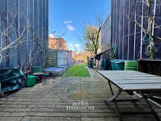 Bouwgrond te koop op een bijzonder aantrekkelijke locatie in Kontich, in een rustige woonstraat op de Ijzermaalberg.<br /><br />Deze grond biedt de ideale basis voor het realiseren van een stijlvolle rijwoning op een plek waar wooncomfort en bereikbaarheid mooi samenkomen.<br /><br />De omgeving is een grote troef. Op wandelafstand bevindt zich het centrum van Kontich Kazerne, met buurtwinkels, supermarkten, bakkers, apotheek en gezellige horecazaken. Ook scholen, sportaccommodaties en kinderopvang liggen vlakbij, wat de locatie perfect maakt voor gezinnen of iedereen die graag alles binnen handbereik heeft.<br /><br />De Ijzermaalberg staat bekend om zijn rustige, residentiële karakter. Je woont hier letterlijk op de top van een berg, wat écht wel zijn charme heeft. De straat zelf heeft weinig doorgaand verkeer, waardoor je dagelijks kan genieten van een aangename woonomgeving. Wie graag de natuur opzoekt, zit hier eveneens goed: verschillende wandel- en fietsverbindingen richting de Groeningenhofsite, het Altenapark en de groene omgeving rond Kontich-Oost liggen op korte afstand.<br /><br />Daarnaast is de mobiliteit uitstekend. Zowel de E19 als de A12 zijn vlot bereikbaar, waardoor je snel richting Antwerpen, Mechelen of Brussel rijdt. Het station Kontich-Lint ligt op enkele minuten fietsen en biedt bovendien een sterke treinverbinding richting Antwerpen-Centraal.<br /><br />Deze bouwgrond vormt een zeldzame kans om een toekomstgerichte, energiezuinige woning te bouwen op een locatie die rust en bereikbaarheid perfect combineert. Ideaal voor wie zelf wil ontwikkelen of op zoek is naar een solide investering in een gewilde buurt.<br /><br />Contacteer ons snel!
