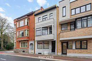 Interesse? Meer informatie op www.SWEVERS.be. - Deze uitzonderlijk ruime en volledig gerenoveerde stadswoning bevindt zich in het centrum van Hasselt, op wandelafstand van winkels, scholen en openbaar vervoer. De woning (bouwjaar 1930) werd tussen 2020 en 2023 totaal gerenoveerd met kwalitatieve en duurzame materialen en biedt een bewoonbare oppervlakte van maar liefst 280 m².<br /><br />Op het gelijkvloers bevinden zich een lichtrijke leefruimte, een ruime vernieuwde keuken met plaats voor een grote eettafel en toegang tot een westgericht terras. De woning is volledig onderkelderd (46,5 m²). Op de eerste en tweede verdieping zijn er vier volwaardige slaapkamers, waaronder een zeer ruime master bedroom met dressing. De luxueuze badkamer op de zolderverdieping beschikt over een tweepersoonsbad met bubbelfunctie, verlichting en luidsprekers.<br /><br />Uniek is de extra, volledig uitgeruste keuken op de bovenste verdieping met toegang tot een groot terras, wat mogelijkheden biedt voor co-housing, een praktijkruimte of aparte leefunit. In totaal zijn er drie westgerichte terrassen en een jacuzzi, wat zorgt voor een bijzondere stadstuinbeleving.<br /><br />De woning is asbestveilig, beschikt over conforme elektriciteit, vernieuwde ramen met HR-glas, een vernieuwde verwarmingsinstallatie en een warmtepompboiler. Met EPC-label C is ze energiezuinig. Een vrijstaande garage is een grote troef in het centrum. Kortom, een instapklare, luxueuze en centraal gelegen woning die ruimte, comfort en veelzijdigheid combineert. Bel ons vandaag nog voor een persoonlijke rondleiding. Wij van Swevers Real Estate helpen je maar al te graag verder. tel. 011 255 155. Bron bewoonbare oppervlakte: EPC-verslag.