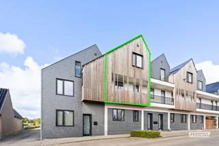 Op een boogscheut van centrum Zedelgem huisvest dit prachtig afgewerkt BEN-duplexappartement. Dit eigendom kent een vlotte verbinding naar zowel Brugge als Torhout. Hier zijn tevens diverse horeca- en winkelaangelegenheden op fietsafstand. Rust vindt u via het zuid gerichte terras met open zicht. <br /><br />Het instapklare appartement gelegen op de eerste verdieping is via de lift of trap vlot te bereiken. Verder komt u binnen via de inkom deze brengt u naar de leefruimte voorzien van automatische zonnewering met aansluitend de eetkamer en geïnstalleerde keuken uitgerust met koelkast, inductiekookplaat, dampkap, oven en een dubbele spoelbak. De praktische berging kan dienen als provisieruimte of wasplaats door de aansluiting voor wasmachine en droogkast. Via de leefruimte is er toegang tot het ruim terras met prachtig vergezicht. Vervolgens bevinden zich op het verdiep twee ruime slaapkamers, bureauruimte (slaapkamer) en badkamer met ligbad, douche en dubbele wastafel. <br /><br />Extra is er fietsenstalling aan de achterzijde van het appartement, een regenwaterkraan die vrij te gebruiken is, elektrische zonnewering, zonnepanelen, zonneboiler, vloerverwarming en drievoudige beglazing. Elektriciteit is conform gekeurd. <br /><br />Kom dit lichtrijke appartement vrijblijvend bezoeken!<br /><br />