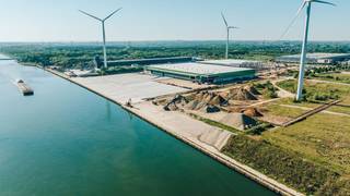 Genk Zuid is een moderne en duurzame logistieke site met meer dan 30.000 m² magazijnruimte, verdeeld over twee units. De locatie ligt strategisch nabij België, Nederland en Duitsland, met directe verbindingen via weg, water, spoor en negen luchthavens in de buurt. Het gebouw is BREEAM-gecertificeerd, volledig gasloos en uitgerust met zonnepanelen en laadpunten voor elektrische voertuigen.<br /><br />Magazijn Unit 2 : 16.200m²<br /><br /><span>Kenmerken</span> :<br /><br />
<ul>
<li><span>Vrije hoogte</span><span><span>12,20m</span></span></li>
<li><span>Laadkades </span><span><span>29</span></span></li>
<li><span>Gelijkvloerse poorten</span><span><span>1 per unit</span></span></li>
<li><span>Sprinkler</span></li>
<li><span>Zonnepanelen</span></li>
<li>Meer dan 30.000 m² aan magazijnoppervlakte,<span> </span><i>opdeelbaar in 16.200 m² (unit 1) en 13.600 m² (unit 2)</i></li>
<li>BREEAM-certificaat</li>
<li>Gasloze verwarming</li>
<li>Kantoren aan de voorkant</li>
<li>Ruime mezzanineruimte</li>
<li>Uitgebreide truck en wagenparking met oplaadpunten</li>
<li>Waterdoorlatende parking en groenzone</li>
<li>14 – 15 laadkades</li>
<li>1 gelijkvloerse poort per unit</li>
</ul>