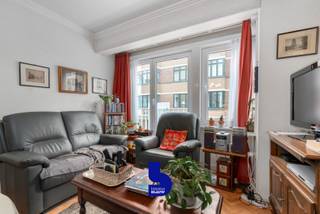 Dit instapklare appartement bevindt zich in een kleinschalig gebouw met slechts vier eigenaars en geniet van een bijzonder gunstige ligging in het bruisende Oostende. Dankzij de lage kosten is het een zeer onderhoudsvriendelijke keuze.<br /><br />Bij het binnenkomen treft u een recent vernieuwde inkomhal met een inbraakwerende deur die toegang biedt tot de gezellige leefruimte. De zuidgerichte living baadt in het licht en sluit naadloos aan bij de aparte, volledig ingerichte keuken. Het appartement beschikt over een ruime slaapkamer die rechtstreeks verbonden is met de badkamer met ligbad. Daarnaast is er nog een tweede, kleinere slaapkamer die perfect dienstdoet als kamer voor een eenpersoonsbed of stapelbed. Een apart toilet zorgt voor extra comfort.<br /><br />Achteraan het gebouw bevindt zich een gemeenschappelijke koer met fietsenberging, aangevuld met twee private bergingen op het gelijkvloers. Het appartement is bovendien volledig asbestvrij.<br /><br />Kortom, dit is een ideale pied-à-terre of comfortabele woonst in het hart van Oostende!