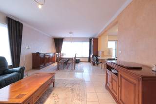 <p><span>Ontdek dit</span><b><span> </span>aangename en lichtrijke appartement</b><span> met 2 slaapkamers op een toplocatie in het centrum van Tessenderlo. Dankzij de centrale ligging bevinden winkels, horeca en andere voorzieningen zich op wandelafstand. Een ideale plek voor wie comfortabel wil wonen met alles binnen handbereik.</span></p>
<p><b>Indeling &amp; troeven:</b></p>
<ul>
<li><span>Ruim appartement met een bewoonbare oppervlakte van ca. 100m²</span></li>
<li><span>Grote lichtrijke leefruimte</span></li>
<li><span>Terras met uitzicht over de Vismarkt</span></li>
<li><span>Functionele indeling die zorgt voor een open en ruim gevoel: inkomhal met apart toilet, leefruimte met open keuken, berging, 2 slaapkamers en badkamer</span></li>
<li><span>Lift aanwezig</span></li>
</ul>
<p><b>Garage:</b></p>
<ul>
<li><span>Garage, met elektrische poort, achteraan het gebouw inbegrepen</span></li>
<li><span>Extra ruimte voor stockage (ideaal voor fietsen of opslag)</span></li>
</ul>
<p><b>Energie en comfort:</b></p>
<ul>
<li><span>EPC-label B – 200 kWh/m² jaar.</span></li>
<li><span>Certificaatnr. 20260302-0003813078-RES-1.</span></li>
<li><span>Centrale verwarming op gas</span></li>
<li><span>Rolluiken aanwezig</span></li>
</ul>
<p><b>Ligging:</b></p>
<ul>
<li><span>Gelegen in het centrum van Tessenderlo</span></li>
<li><span>Winkels, horeca en dagelijkse voorzieningen vlakbij</span></li>
<li><span>Alles op wandelafstand</span></li>
</ul>
<p><strong>Praktisch:</strong></p>
<p><strong>Huurprijs: 870 EUR/maand</strong><br /><strong>+ Gemeenschappelijke kosten: 70 EUR/maand</strong></p>
<p><strong>Beschikbaar:</strong> op korte termijn, overeen te komen met de verhuurder</p>
<p><b>Interesse?</b></p>
<p><span>Zie jij jezelf hier al wonen? Neem vandaag nog contact met ons op voor meer informatie of om een bezoek te plannen. Dit kan via mail naar </span><span>info@immohuismus.be</span><span> of via telefoon naar Yannick op 0476 49 06 72.</span></p>