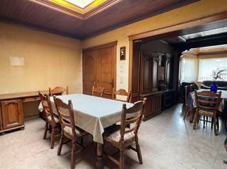 Indeling: inkomhal, ruime leefruimte met living, eetplaats. Keuken met extra ruimte! Badkamer met ligbad, veranda. Zeer ruime tuin! Op de eerste verdieping zijn er 3 slaapkamers. De zolder verdieping is volledig ingericht als studio. Deze woning is ideaal voor de doe-het-zelver, je kan reeds netjes wonen in de studio! Troeven: gunstige ligging, zeer mooie ruime tuin, afgewerkte studio. Voor meer info of een bezoek mail naar info@property-vastgoed.be