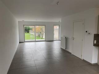<strong>Maison 2-façades spacieuse avec 5 chambres, construite récemment (2018), idéalement située à Moorsel, à 1,5 km du centre de Sterrebeek et à 3 km du centre de Tervuren.</strong><br />Rez-de-chaussée : hall d’entrée, garage, débarras et buanderie.<br />Premier étage : Hall avec WC séparés, living, cuisine entièrement équipée et terrasse (ouest).<br />Deuxième étage : Hall de nuit avec WC séparés, 4 chambres et salle de bains.<br />Grenier : chambre spacieuse.