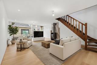 In de Ieperstraat, op een toplocatie in het hart van Poperinge, bevindt zich dit instapklare duplexappartement. Dankzij de centrale ligging geniet u van alle voorzieningen op wandelafstand. Bovendien beschikt het appartement over een gunstig EPC-label B, wat garant staat voor een energiezuinige woonervaring.<br /><br />De indeling is als volgt:<br /><br />We komen binnen langs de inkomhal. Op de eerste verdieping komen we in de hal met badkamer en slaapkamer die toegang biedt tot het dakterras (35m2). Verder komen we in de lichtrijke leefruimte met balkon met zicht op de Ieperstraat. Aansluitend aan de open keuken is er nog een praktische berging. Op de 2de verdieping is er nog een slaapkamer en apart toilet. Ten slotte is er nog een zolder.<br /><br />Aangezien het om een kleine residentie gaat, is er geen syndicus.<br /><br />Vrij vanaf 1/11/2026.<br /><br />Bent u op zoek naar een appartement in het hartje van Poperinge? Dan is dit uw kans!<br /><br />Benieuwd naar dit appartement te huur? Neem vandaag nog contact op met Immo Francois. Onze vastgoedexperten begeleiden je graag bij een bezoek. Denk je eraan om je woning/appartement in Poperinge te verhuren. Neem vrijblijvend contact op met Emmy Gesquiere van Immo Francois in Poperinge voor een gratis schatting via poperinge@immofrancois.be.<br /><br />Technische kenmerken:<br /><br />- Dubbele beglazing<br /><br />- Centrale verwarming op gas<br /><br />- Houtkachel<br /><br />- EPC label B<br /><br />- Conforme elektriciteit<br /><br />