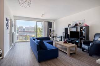 <p><strong>Starters appartement met 2-slaapkamer te Merskem van ca. 93m².<br /><br /></strong><strong>Indeling:<br /></strong>Aan de rechterkant van de inkomhal komen we binnen in de<strong> ruime leefruimte</strong> met toegang tot het instapklare keuken. Terug via de inkomhal heeft u toegang tot alle andere ruimtes van het appartement. Centraal, een gastentoilet en een badkamer voorzien van een wastafel en bad. Achteraan, twee volwaardige slaapkamers waarvan één toegang verleent tot het t<strong>erras.</strong></p>
<p><strong>Bijzonderheden: </strong><br />EPC label B (136 kWh/m²jaar);<br />Lage maandelijkse kosten;<br />Momenteel verhuurd;<br />Dak nog niet geïsoleerd.</p>
<p><strong>Ligging:<br /></strong>Ideaal gelegen aan de dynamische Groenendaallaan, met alle faciliteiten letterlijk om de hoek! Op wandelafstand van grote winkels, openbaar vervoer en Kinepolis, en uiterst vlot bereikbaar dankzij de directe aansluiting op de Antwerpse Ring.</p>
<p><strong> </strong></p>