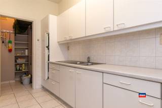 <p><span>HOBOKEN | GOED ONDERHOUDEN GELIJKVLOERSAPPARTEMENT MET TWEE SLAAPKAMERS, KOERTJE | EPC C | </span></p><p><span>Indeling als volgt : inkomhal met vestiaire en gastentoilet - woonkamer - geïnstalleerde keuken met berging/wasplaats - badkamer met ligbad en wastafel - 2 slaapkamers - koertje met private toegang naar de garagebox (verplicht mee aan te kopen voor 20.000 EUR).</span></p><p><span>De gemeenschappelijke kosten bedragen ca. 115 EUR per maand (incl. water, blokpolis, beheer, minuterie en spaarfonds)</span></p>