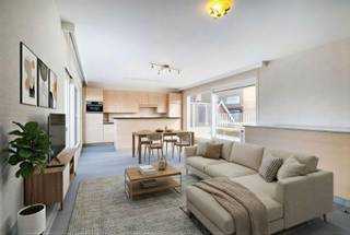 Penthouse en duplex unique situé dans la petite résidence Carrera, dans la Hertstraat à Koksijde-Bad. Son emplacement calme, parallèle à la rue commerçante, permet d'accéder à pied aux restaurants, aux magasins et à la mer. Grâce à ses deux terrasses spacieuses, vous pourrez profiter du soleil toute la journée.<br /><br />Agencement :<br />Rez-de-chaussée :<br />Hall d'entrée | première chambre avec salle de bains attenante équipée d'une baignoire, d'un lavabo sur meuble et d'un accès au balcon | deuxième chambre avec salle de bains privative (douche et lavabo sur meuble) | débarras séparé | toilette séparée avec lavabo.<br />Étage :<br />Pièce à vivre lumineuse avec cuisine entièrement équipée | débarras | toilettes séparées | deux grandes terrasses, chacune avec un abri de terrasse fermé.<br /><br />L'installation électrique est conforme aux normes en vigueur jusqu'en 2031. Il est possible d'acheter un garage fermé avec une place de stationnement attenante.<br /><br />Entre les photos, vous trouverez quelques images en 3D montrant comment vous pourriez rafraîchir et aménager l'appartement. Elles sont purement illustratives.<br /><br />Vous recherchez un appartement avec de grandes terrasses dans le centre de Koksijde-Bad ? N'hésitez pas à nous contacter.