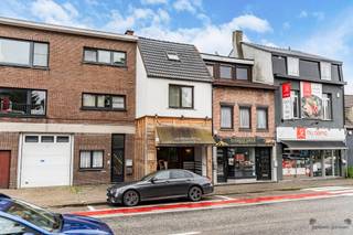 <h3><span>Investment property with ground-floor retail space and a spacious duplex apartment in a prime location in Brasschaat!</span><span><br /><br />This versatile and fully move-in-ready investment property is situated in a highly visible and strategic location on the border between Ekeren and Brasschaat. Thanks to its excellent accessibility, wide storefront, and constant foot traffic, the property enjoys maximum visibility and commercial appeal.</span></h3><p><span>Description:</span><span><br /><br />The property consists of a commercial ground floor, currently set up as a restaurant, and a spacious duplex apartment.</span></p><p><span>The ground-floor commercial space features a spacious dining area, a well-equipped kitchen, restroom facilities for customers and staff, and a cozy little courtyard at the rear. Thanks to its functional layout and excellent location, this commercial space is perfectly suited for various activities such as a restaurant, catering business, coffee shop, retail store, practice space, or office.</span></p><p><span>A separate entrance hall leads to the duplex apartment. This modern and bright apartment offers every comfort. </span></p><p><span>The spacious living area enjoys plenty of natural light thanks to the large windows and flows seamlessly into the open, fully equipped kitchen. Adjacent to this is a sunny terrace, ideal for relaxing.</span></p><p><span>The apartment also features three full-sized bedrooms, a spacious bathroom equipped with both a bathtub and a shower, and a practical storage room.</span></p><p><span>The apartment is fully finished, modernly furnished, and completely move-in ready.</span></p><p><span>This property offers numerous possibilities and is ideal for self-employed individuals who want to combine living and working, investors looking for a profitable rental property, or entrepreneurs who wish to combine visibility, space, and living comfort in a single location.</span></p><p><span> </span></p><h3><span>Highlights</span></h3><ul><li><span>Commercial ground floor with excellent visibility on a busy thoroughfare </span></li><li><span>Move-in-ready duplex apartment with separate entrance </span></li><li><span>Spacious, sunny terrace </span></li><li><span>Abundant natural light </span></li><li><span>Energy-efficient </span></li><li><span>Fully move-in ready </span></li><li><span>Option to live in the property while operating a practice or business </span></li><li><span>Attractive investment opportunity with rental potential for both units </span></li></ul><p><span> </span></p><p><span>For more information or to schedule a site visit, please feel free to contact us at</span><span> or</span><span></span>!</p>