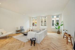 <p><span>Appartement rénové dans un immeuble remis à neuf. Ici, vous achetez la garantie d'une vie sereine. Pas de frais à venir, pas de travaux de rénovation à prévoir. Prêt à emménager.</span></p><p><span> </span></p><p><span>Situé au premier étage d’un petit immeuble abritant une boutique pour enfants au rez-de-chaussée, cet appartement a fait l’objet d’une rénovation complète. Laissez-vous séduire par le parquet à chevrons et les belles menuiseries. Les portes aspect bois ou les finitions haut de gamme dans la cuisine et la salle de bains. Bienvenue dans la Kloosterstraat. Bienvenue chez vous. </span></p><p><span> </span></p><p><span>- Choix stylistiques par une architecte d'intérieur</span></p><p><span>- Grande terrasse</span></p><p><span>- 3 chambres + bureau </span></p><p><span>- Beaucoup de lumière grâce aux nombreuses baies vitrées </span></p><p><span>- Une conception à la fois écologique et esthétiquement tournée vers l'avenir</span></p><p><span> </span></p><p><span>En entrant, vous découvrez un vestiaire. Accrochez votre manteau, retirez vos chaussures et poussez la porte en acier. À votre gauche, vous apercevez le coin salon avec ses trois grandes baies vitrées qui vous permettent d’observer les passants en train de chiner dans la rue la plus animée d’'-t-Stad. À votre droite, vous trouverez une grande cuisine en L, en bois clair, de style scandinave. Cette cuisine est entièrement équipée, du réfrigérateur au lave-vaisselle en passant par le four. Invitez vos amis, c’est le moment de les impressionner. Un petit escalier descendant, à nouveau bordé de baies vitrées, nous mène à un local technique et à des toilettes pour invités. Une première pièce située juste derrière relie l’espace de vie aux chambres situées à l’arrière. Cette première pièce nous semble parfaite comme bureau, mais peut-être préférez-vous en faire votre dressing préféré ? À l’arrière, sur la gauche, un couloir mène à la terrasse privée sur le toit. Ensoleillée et à l’abri des regards. Que demander de plus ? Une chambre parentale donne également sur la terrasse de l’autre côté. Vous pourrez ainsi prendre votre café du matin en plein air. Cette chambre parentale dispose d’une salle de bains attenante, comme il se doit. Imaginez une baignoire, un double lavabo, des toilettes et une douche à l’italienne. Un magnifique mélange de carrelage en travertin et de petites mosaïques. Enfin, en montant l'escalier, vous découvrirez deux autres chambres séparées par une salle de douche. Ici, tout est possible. Ici, l'espace règne. Ici, le calme est au rendez-vous. </span></p><p><span> </span></p><p><span>Prêt à découvrir ? <span>George@sinjoor.be</span></span><span> ou 03.283.05.00 </span></p>