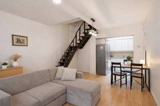 <p><strong>Charmante woning in het centrum van Mechelen</strong></p>
<p><strong>BEKIJK ZEKER ONZE (VIRTUELE) GRONDPLANNEN EN ATTESTEN VOOR DE INDELING EN EXTRA INFORMATIE.</strong></p>
<p><strong>SPECIFIEKE KENMERKEN:</strong></p>
<ul>
<li>Goed onderhouden woning</li>
<li>Uitstekende locatie: Rustig gelegen, doch pal in het bruisende centrum van Mechelen</li>
<li>Op wandelafstand van het openbaar vervoer (station), scholen, winkels en horeca</li>
<li>Zeer goede bereikbaarheid via de E19 naar Antwerpen en Brussel</li>
<li>Beschikbaar vanaf 01/04/2026</li>
</ul>
<p><strong>TECHNISCHE KENMERKEN:</strong></p>
<ul>
<li>EPC-score: 217 kWh/(m²/jaar) – Label C</li>
<li>Elektrische installatie conform AREI</li>
<li>Totaalrenovatie in 2005 en nieuw dak, veluxen en koepel van 2019</li>
<li>PVC ramen met dubbele beglazing (HR)</li>
<li>Rolluik (gelijkvloers)</li>
<li>Verwarming op aardgas via radiatoren</li>
</ul>
<p><strong>INDELING:</strong></p>
<p><u>Gelijkvloers:</u></p>
<ul>
<li>Lichtrijke en aangename leefruimte met open (geïnstalleerde) keuken (36 m²)</li>
</ul>
<p><u>Eerste verdieping:</u></p>
<ul>
<li>Master bedroom (19 m²)</li>
<li>Badkamer met ligbad, toilet en lavabo</li>
</ul>
<p><u>Tweede verdieping</u></p>
<ul>
<li>Tweede slaapkamer (22 m²)</li>
</ul>