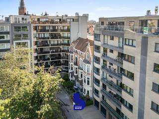 Op een uitzonderlijke ligging, tegen de Koninklijke Stallingen en pal aan het charmante Prinses Stefanieplein bevindt zich deze prachtige eclectische herenwoning, die deel uitmaakt van een zeldzaam samenspel van twee burgerhuizen uit het begin van de 20ste eeuw. Op slechts enkele stappen van het strand en de Zeedijk geniet u hier van rust, groen en een uiterst centrale ligging.<br /><br />Als één van de weinige overgebleven herenwoningen op dit plein ademt deze eigendom authenticiteit, klasse en geschiedenis. De charmante voortuin met sierlijke haag vormt meteen een stijlvolle eerste indruk.<br /><br />Het gelijkvloers beschikt over een volwaardig afzonderlijk woongedeelte met een gezellige leefruimte, geïnstalleerde keuken, slaapkamer en badkamer. Dankzij deze indeling leent de woning zich perfect voor een combinatie van wonen en praktijkruimte, een kangoeroewoning of een aparte gastenverdieping. De leefruimte wordt gekenmerkt door een prachtig origineel parket dat zich in uitstekende staat bevindt.<br />De woning is bovendien volledig onderkelderd, wat zorgt voor extra opslag- en gebruiksmogelijkheden.<br /><br />Op de eerste verdieping bevindt zich de indrukwekkende hoofdleefruimte met authentieke parketvloeren en elegante erkers die uitkijken op het groene Prinses Stefanieplein. Aansluitend vinden we een volledig geïnstalleerde keuken met toegang tot een zuid georiënteerd terras.<br /><br />De bovenliggende verdiepingen bieden meerdere ruime slaapkamers, elk voorzien van prachtige parketvloeren, sierlijsten en het typische karakter dat men in een herenwoning verwacht. Verder zijn er twee ruime, volledig ingerichte badkamers, waaronder een badkamer met ligbad en douche.<br /><br />De bovenste verdieping en zolder bieden bijkomende mogelijkheden. <br /><br />Technisch bevindt deze woning zich eveneens in uitstekende staat:<br />✔ Conforme elektrische installatie<br />✔ Verwarming op aardgas<br />✔ Energiezuinig EPC-label C voor een herenwoning<br />✔ Daken reeds vernieuwd<br />✔ Gevel in optimale staat<br /><br />Indien gewenst kan een naast gelegen garagebox mee aangekocht worden.<br /><br />Alle grote werken zijn reeds uitgevoerd, waardoor de toekomstige eigenaar zich volledig kan focussen op verdere verfijning en persoonlijke invulling.<br />Een uitzonderlijke eigendom voor wie op zoek is naar ruimte, authenticiteit en een unieke ligging aan zee.