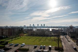 Dit tweeslaapkamer appartement is gelegen op een centrale en gegeerde locatie op Linkeroever, met winkels, scholen en openbaar vervoer in de onmiddellijke omgeving. <br /><br />Het hoekappartement bevindt zich op de 6de verdieping van een verzorgd gebouw met lift en geniet van een mooi open zicht. De leefruimte is lichtrijk en geeft toegang tot het terras, ideaal om te ontspannen en met prachtig zicht op het Galgenweel.<br /><br />De keuken is praktisch ingericht en sluit aan op de leefruimte. Verder beschikt het appartement over twee slaapkamers en een badkamer met lavabo en ligbad. <br /><br />Er is een garagebox verplicht bij te huren aan 100 euro/maand. <br />Lage algemene onkosten van 150 euro/maand (incl. provisie waterverbruik, poetsen gemene delen, onderhoud lift, ...)! Individuele Cv op aardgas!<br />EPC: 130 kWh/m²