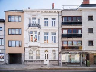 <p><span>GENT - Karaktervolle te renoveren neoclassicistische burgerwoning (BVO 484 m²) met 8 slaapkamers</span></p><p><span> </span></p><p><span>Deze statige herenwoning combineert authentiek karakter met royale volumes en een aangename buitenruimte. </span></p><p><span>De woning heeft drie bouwlagen en beschikt over maar liefst 484 m² bewoonbare oppervlakte met tal van mogelijkheden. </span></p><p><span>Gelegen in de buurt van Dok Noord met vlotte verbindingen naar centrum Gent, nabij openbaar vervoer en invalswegen.</span></p><p><span> </span></p><p><span>De belangrijkste troeven in een notendop: </span></p><ul><li><span>Hoge plafonds, sierlijsten en een overvloed aan natuurlijk licht</span></li><li><span>De woning kan door de nodige renovatie verder afgewerkt worden naar eigen stijl</span></li><li><span>Tal van authentieke elementen met prachtige traphal en schouwen</span></li><li><span>Bewoonbare oppervlakte van 484 m²</span></li><li><span>Acht ruime slaapkamers</span></li><li><span>Gelegen in het centrum van Gent nabij openbaar vervoer en invalswegen</span></li><li><span>Grote leefruimte met mooie authentieke elementen</span></li><li><span>Veel potentieel bij renovatie</span></li></ul><p><span> </span></p><p><span>Indeling:</span></p><p><span>Bij het betreden van de woning komt u terecht in een ruime inkomhal met authentieke elementen die u de toegang geeft tot twee bergingen.</span></p><p><span>Verder beschikt de woning over een karaktervolle leefruimte met hoge plafonds, rijkelijk uitgewerkte plafond ornamenten, authentieke visgraat parket en twee stijlvolle schouwen. </span></p><p><span>De originele glas-in-looddeuren vormen een bijzonder decoratief element en zorgen voor een prachtige verbinding met de lichtrijke eetruimte. Een sfeervolle ruimte met een uitgesproken authentieke uitstraling.</span></p><p><span>Verder is er een gezellige buitenruimte met twee bergingen en een multifunctionele ruimte. </span></p><p><span>Op de verdiepingen vinden we in totaal nog 8 slaapkamers, een zeer ruime badkamer en een extra trappenhal richting de keuken. </span></p><p><span>Tot slot beschikt de woning over een ruime zolderverdieping, die veel mogelijkheden biedt voor extra bergruimte of een verdere inrichting naar eigen wens.</span></p><p><span> </span></p><p><span>Belangrijk:</span></p><p><span>Richtprijs: € 949.000 euro </span></p><p><span>EPC F (616 kWh/m² jaar)</span></p><p><span>Bouwkundig erfgoed</span></p><p><span> </span></p><p><span>Contacteer Axel Lenaerts makelaars voor een bezoek via </span><span>09 245 24 24</span><span> of hannelore@axellenaerts.be</span></p><p><span> </span></p><p><span> </span></p><p><span> </span></p><p><span> </span></p>