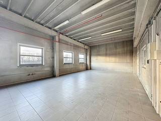 Entrepôt d'environ 180 m² avec un bureau d'environ 90 m² à louer à Ypres.Ce bâtiment situé sur l'Oostkaai à Ypres est idéalement situé à proximité...