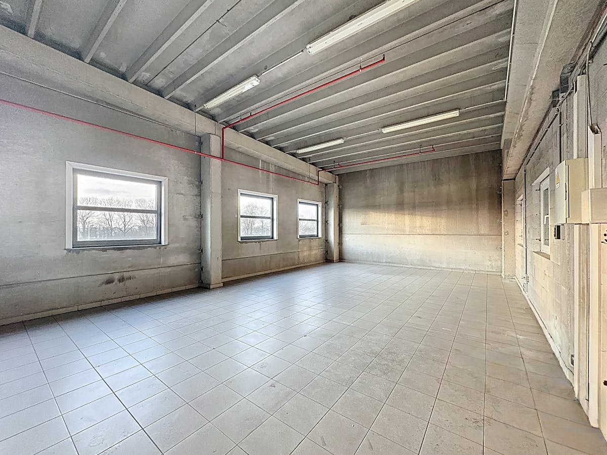 Entrepôt avec bureau à louer à Ypres - photo 2