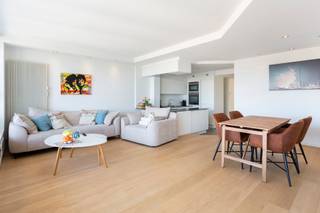 <p>PLAN UW BEZOEK VIA VOLGENDE LINK: https://listed.mijnhuurprofiel.be/whise/7656413<strong><br /><br /></strong>Wilt u op’t Zuid wonen en tegelijkertijd genieten van zichten over de Stad Antwerpen?<br />Dan is dit appartement beslist iets voor u.<br /><br />Op de 10de verdieping van een goed onderhouden gebouw vinden we dit appartement met terrassen aan weerszijde terug, zo kan u genieten van zichten over de Stad Antwerpen en het Nieuw Zuid.<br /><br />Het appartement, ca. 95m2, dit appartement was origineel een 2 slaapkamer en is enkele jaren geleden omgebouwd naar een 1 slaapkamer met bureelruimte.<br /><br />De badkamer is uitgerust met een inloopdouche, handige inmaakkasten, enkele wastafel en aansluitingen voor was-en droogmachine.<br /><br />De keuken is volledig uitgerust en beschikt over een gasvuur waar u een ultiem genot zal ondervinden tijdens het koken met dergelijk zicht.<br />Tevens is de aansluitende woonruimte ook dé ideale plek voor gasten te ontvangen.<br /><br />Dubbele garagebox te huur aan 250 euro/maand.</p>
<p>Huurprijs: 1.350,00 EUR/maand<br />Alg. kosten: 150,00 EUR/maand (incl verwarming)<br />Beschikbaarheid: 01/07/2026<br /><br />Interesse? Contacteer LISTED voor een bezoek: +32 3 283 51 51.</p>