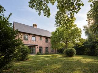 <strong>Vrijstaande villa (BJ 2001) met onder meer 6 slaapkamers, 2 badkamers en een ruime inpandige garage, gelegen in het gegeerde Sint-Denijs-Westrem.</strong><br /><br />Hier woont u in een residentiële woonwijk, aan het einde van een doodlopende straat in Sint-Denijs-Westrem. De groene omgeving en het beperkte lokale verkeer zorgen voor een aangename woonomgeving, terwijl Gent-Sint-Pieters, het stadscentrum en de belangrijkste invalswegen vlot bereikbaar zijn. Winkels, scholen en dagelijkse voorzieningen bevinden zich bovendien op fietsafstand.<br /><br />Deze vrijstaande villa (378 m²) is bijzonder ruim en praktisch ingedeeld en leent zich uitstekend voor een groot gezin of voor wie wonen en werken op een comfortabele manier wil combineren.<br /><br />Op de benedenverdieping bevinden zich onder meer een ruime inkomhal met gastentoilet en vestiaire, een royale leef- en eetruimte met zicht op de tuin en een volwaardige leefkeuken. Verder is er een praktische wasplaats, toegang tot de kelder en een slaapkamer met en-suite badkamer. Een ruime dubbele garage maakt deze verdieping compleet.<br /><br />Op de bovenverdieping bevinden zich vijf ruime slaapkamers en een tweede badkamer. De zolder strekt zich uit over de volledige lengte van de woning en biedt bijzonder veel extra bergruimte.<br /><br />De woning is asbestveilig en beschikt over een gunstig EPC van 208 kWH/ m² jaar. <br /><br /><strong>Kortom, een interessante opportuniteit voor wie op zoek is naar een ruime en praktisch ingedeelde villa in Sint-Denijs-Westrem, met een vlotte bereikbaarheid richting Gent en de belangrijkste invalswegen.</strong>