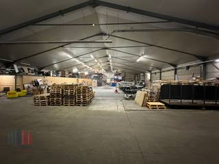 Praktische open opslagruimte van +/- 1.000 m² te huur. De gedeelde loods (25 x 40 m) is toegankelijk via een automatische sectionaal poort (4 m B...