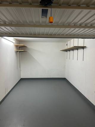 Garage nr 117 te huur op niveau -2 van residentie Infinity II in Mariakerke (Oostende).<br /><br />De garage heeft een <strong>diepte van 5,62 m</strong> en een <strong>breedte van 2,76 m</strong>, beschikt over een <strong>gepolierde vloer</strong> en is ideaal voor het veilig stallen van een wagen, motor of fietsen.<br /><br />Dankzij de ruime afmetingen is ze ook uitstekend geschikt als <strong>extra bergruimte</strong>.<br /><br />Onmiddellijk beschikbaar