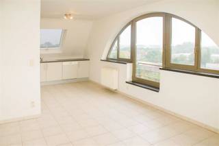 <p><span>1 slaapkamer appartement TE HUUR gelegen in residentie D'oude Schelde aan de Aalststraat 114 te Oudenaarde.</span></p><p><span>Het appartement is gelegen op wandelafstand van de markt van Oudenaarde en omvat : <br />1 slaapkamer, een bureauruimte, een badkamer met bad en douche, een technische berging,<br />apart toilet en een living met grote open keuken.<br />Bovendien heeft u bij dit appartement een privatieve garage. <br />Achter de garages is er een gemeenschappelijke tuin.</span></p><p><span>€70/mnd gemeenschappelijke lasten.</span></p><p><span>Interesse?<br />Vraag uw bezoek aan via onze website www.immodhondt.be </span></p>