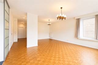 <p><span>Instapklaar hoekappartement op een gegeerde locatie in Wilrijk, vlak bij Park Den Brandt. </span></p><p><span>Winkels, scholen, openbaar vervoer, parken en de E19, A12 en Antwerpse Ring bevinden zich in de directe omgeving. </span></p><p><span> </span></p><p><span>Indeling: </span></p><p><span>Kelder (-1):</span></p><p><span>- Privatieve kelderberging (inbegrepen in de huurprijs)</span></p><p><span> </span></p><p><span>Gelijkvloers:</span></p><p><span>- Privatieve autostaanplaats (inbegrepen in de huurprijs)</span></p><p><span> </span></p><p><span>3de verdieping: </span></p><p><span>- Inkomhal/nachthal met ingebouwde kasten </span></p><p><span>- Apart gastentoilet met lavabo</span></p><p><span>- Woonkamer</span></p><p><span>- Eetkamer</span></p><p><span>- Volledig ingerichte keuken die kan afgesloten worden met moderne schuifdeuren, voorzien van vaatwas, oven, kookfornuis op gas, koelkast, diepvries,...</span></p><p><span>- Slaapkamer 1 </span></p><p><span>- Slaapkamer 2</span></p><p><span>- Slaapkamer 3 </span></p><p><span>- Badkamer met inloopdouche, lavabo in meubel en handdoekdroger </span></p><p><span>- Terras met berging </span></p><p><span> </span></p><p><span>Bijzonderheden: </span></p><p><span>- Provisie €250/maand (privatieve verwarming, privatief water, onderhoud en verbruik gemene delen) </span></p><p><span>- Kelderberging en autostaanplaats inbegrepen in de huurprijs </span></p><p><span>- Onmiddellijk beschikbaar </span></p><p><span>- Prachtig groen uitzicht </span></p><p><span>- Huurcontract van 1 of 3 jaar met mogelijke verlenging </span></p><p><span> </span></p><p><span>Ben jij geïnteresseerd in dit appartement te Wilrijk? Ben je op zoek naar ander vastgoed of wens je de waarde van jouw eigendom te kennen? </span></p><p><span>Dan ben je bij BOLT Immo aan het juiste adres! Wij helpen jou graag verder.</span></p><p><span> </span></p><p><span> </span></p>