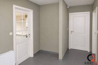 <p><span>Hoogwaardig afgewerkt, hedendaags en licht driegevel-appartement gelegen op de eerste verdieping, bestaande uit:</span><br /><br /><span>+ Ruime inkomhall</span><br /><span>+ Apart gastentoilet</span><br /><span>+ Vestiaireruimte</span><br /><span>+ Spatieuze living met veel lichtinval</span><br /><span>+ Aangrenzende volledig geïnstalleerde open keuken</span><br /><span>+ Berging/wasplaats (aansluiting WM/DK)</span><br /><span>+ 2 ruime slaapkamers met radio/tv aansluiting (1 slaapkamer heeft balkon met schuifraam)</span><br /><span>+ Badkamer (inloopdouche, lavabomeubel en toilet)</span><br /><br /><span>Het appartement beschikt over een aangenaam zonneterras met oriëntatie op het zuidoosten (grenzend aan de leefruimte).</span><br /><br /><span>Ondergrondse autostaanplaats inbegrepen in de huurprijs!</span><br /><br />De gemeenschappelijke lasten bedragen 75 €/maand.<br /><br /><span>Lift aanwezig in het appartementsgebouw.</span><br /><span>C.V. op aardgas.</span><br /><br /><span>EPC-label A met waarde 99 kWh/m²/jaar, UC: 2967868.</span><br /><br />Ideaal voor jong én oud!!!<br /><br />De residentie ligt op nauwelijks 2 km van de E313, in het centrum van Hulst (Tessenderlo), in de nabijheid van scholen, winkels, openbaar vervoer, golfterreinen en recreatiegebied de Paalse Plas.</p>