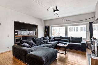 Tof appartement in de buurt van de Dageraadplaats.<br /><br /><br />Op een uitstekende ligging in Antwerpen bevindt zich dit ruim en aangenaam appartement (bewoonbaar oppervlakte 96 m²). Dankzij de centrale ligging geniet u van een vlotte bereikbaarheid, winkels, openbaar vervoer.<br />Het appartement bevindt zich op de 3de verdieping en is op wandelafstand (700m) van de Dageraadplaats. <br /><br />De leefruimte van ca 40 m² vormt samen met de keuken ca. 12m² een mooi open en lichtrijk geheel, gekenmerkt door grote raampartijen en een warme houten vloer. De leefruimte is ook voorzien van een airco systeem dat zowel voor verkoeling als voor verwarming zorgt.<br />De keuken is voorzien van oven en inductiekookplaat.<br /><br />Het appartement beschikt over 2 volwaardige slaapkamers van ca. 18 m² en 14 m², beide voorzien van voldoende ruimte voor een dubbel bed en kasten.<br />De badkamer is praktisch ingericht met douche, lavabo en ingemaakte kasten.<br /><br />Er is ook een terras aanwezig van ca. 5m²<br /><br />Belangrijkste troeven :<br /><br />- Centrale ligging nabij het centraal station van Antwerpen en Dageraadplaats.<br />- Bergruimte van ca. 8m²<br />- Elektriciteit volledig conform<br />- Reeds gerenoveerd dak en is conform<br />- Lage gemeenschappelijke kosten<br />- Airco aanwezig<br /><br />Ik verkoop het appartement zonder immokantoor.<br />Voor meer informatie contacteer mij op het volgende emailadres : yannick.schampaert@hotmail.com