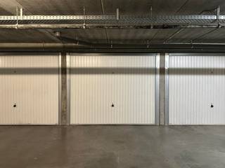 Goed gelegen en ruime box (16m²) in de residentie Onyx I, afmetingen : 2.79 x 5.62 x 2.09 (hoogte). Garagebox met automatische poort op verdieping...