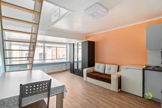 <p><span>Bod vanaf €249.950 (Mits aanvaarding door de eigenaars). </span></p><p><span>In het hart van Vilvoorde bevindt zich deze karaktervolle woning die momenteel is ingericht voor gemengd gebruik, maar zich uitstekend leent om te worden omgevormd tot een ruime en comfortabele eengezinswoning. Op de eerste verdieping bevindt zich een royale slaapkamer met aansluitende dressing en een eerste badkamer. Vanuit de dressing heeft u directe toegang tot een aangenaam dakterras, een ideale plek om tot rust te komen midden in de stad. De tweede verdieping biedt een lichtrijke leefruimte met open keuken, perfect voor gezellige avonden met familie of vrienden. Ook vindt u hier een tweede badkamer, wat zorgt voor extra comfort. De zolderverdieping is ingericht als tweede slaapkamer en vormt een knusse, private ruimte. Op het gelijkvloers vindt u momenteel nog een commerciële ruimte met een aparte bureauruimte. Deze kan eenvoudig worden geïntegreerd in de woning en bijvoorbeeld worden ingericht als extra leefruimte, hobbyruimte of thuiskantoor. Vanuit de bureauruimte heeft u toegang tot een afzonderlijk toilet en tot de koer. De kelder zorgt voor praktische bergruimte en herbergt de verwarmingsinstallatie van hoge kwaliteit. Hoewel er nog werk is aan de woning, biedt dit u de kans om het pand volledig naar eigen smaak in te richten en zo een echte thuis te creëren met meerwaarde. Dankzij de centrale ligging en de vele indelingsmogelijkheden is dit een unieke kans voor wie op zoek is naar een woning met potentieel in het centrum van Vilvoorde.</span></p><p><span> </span></p>